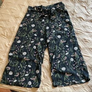 Black floral culottes crop pants wide leg medium
